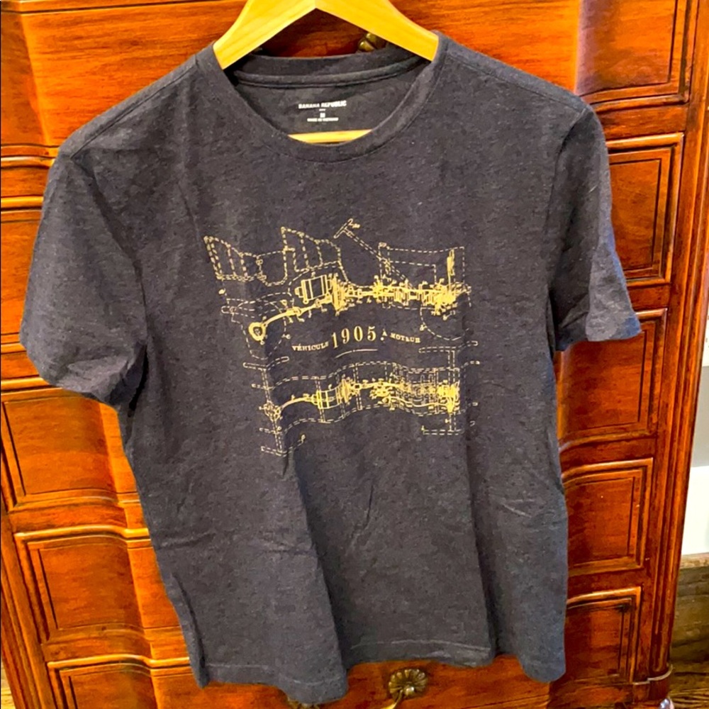 Men’s grey t-shirt with antique car blue print